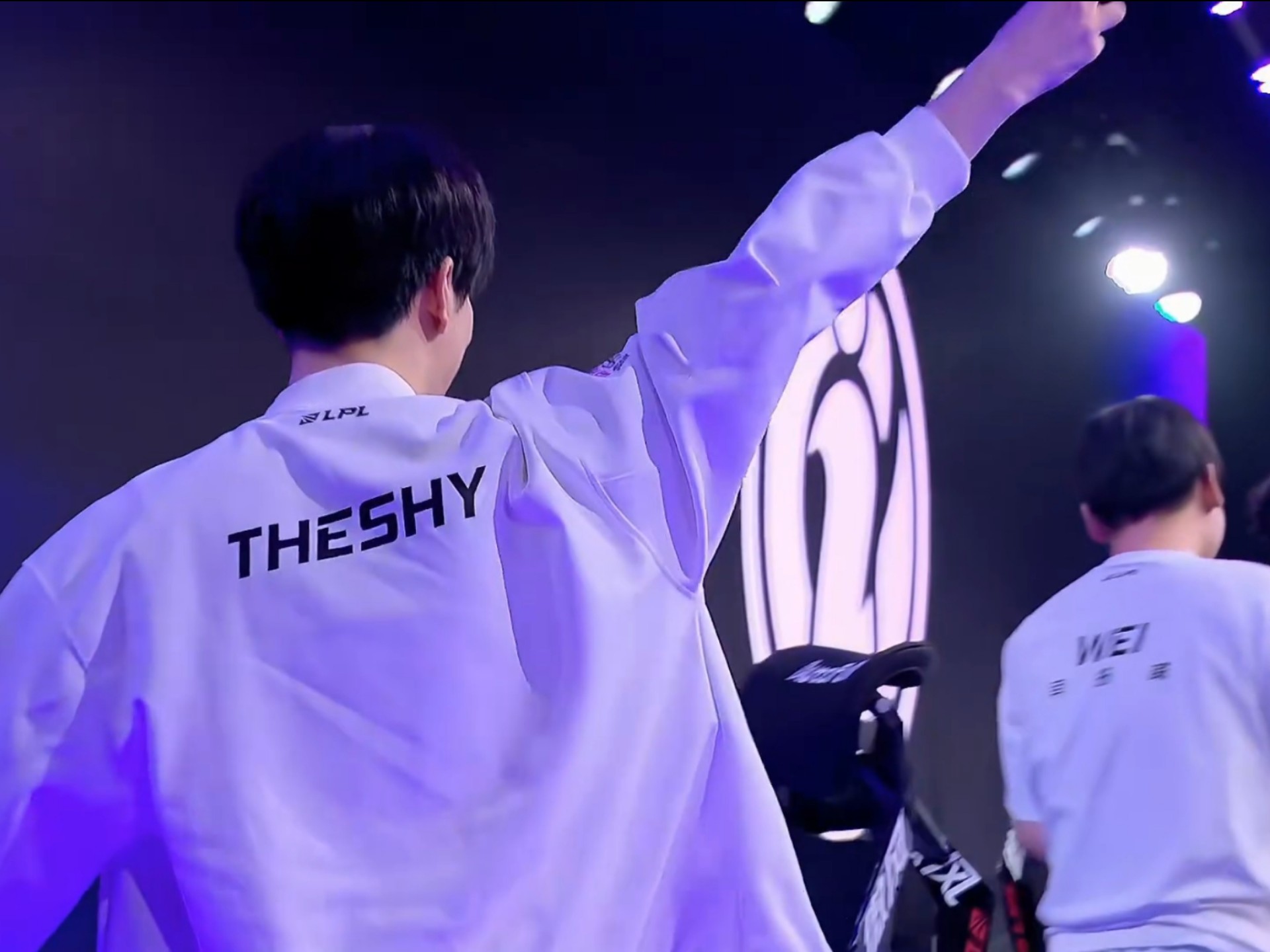 LECW1D1综述：G2 FNC迎来开门红 VIT首战告负